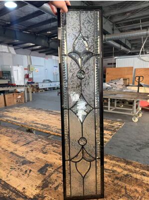 Inserto de vidrio de puerta personalizable diseñado para adaptarse a varios estilos de puertas que proporcionan elegancia y visibilidad mejorada